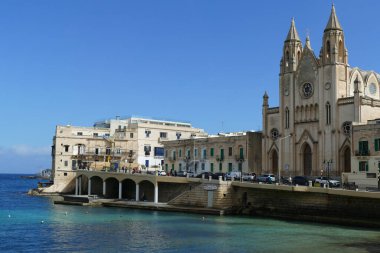 Deniz kıyısında eski bir katedral çekimi.