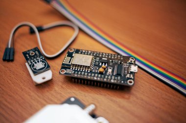 Ahşap bir masa üzerinde entegre devre yakın çekim