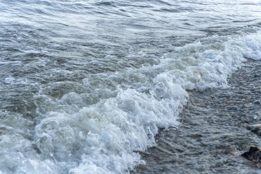 Denizin dalgaları bir yaz gününde