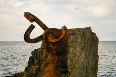 İspanya, San Sebastian sahilinde paslı bir metal.