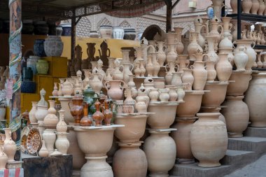 Birçok el yapımı kil çömleğin yakın plan çekimi.