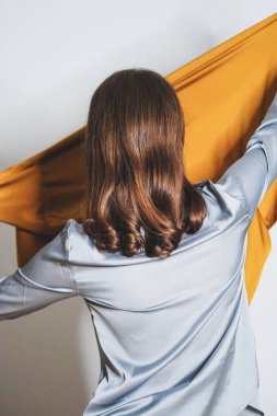 Stüdyoda poz veren sarı eşarplı Avusturyalı bir beyaz kız.