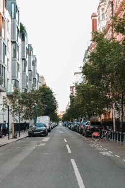 Ekim güneşli bir günde Londra caddesinin dikey bir görüntüsü.