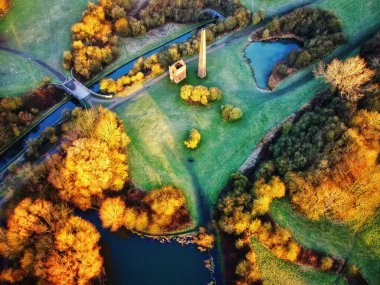 Cobbs Motor Evi 'nin, Warren Tepesi' nin Doğa Koruma Alanı 'ndaki renkli bitki ve ağaçlarla çevrili bir görüntüsü.