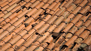 Eski bir çatının resmi.