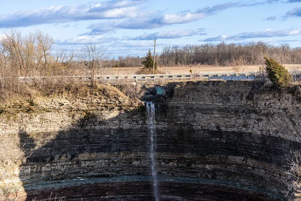 Водопад Скалы Облачным Небом Гамильтоне Канада — стоковое фото