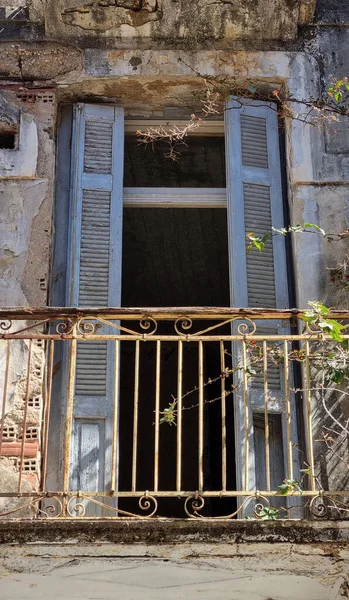Tiro Vertical Casa Weathered Velha Greece Com Balcão Enferrujado — Fotografia de Stock