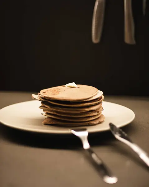 Uma Pilha Panquecas Proteína Placa Branca Com Fundo Escuro — Fotografia de Stock