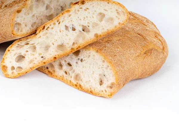 在白背脊上把小麦面包包好 — 图库照片