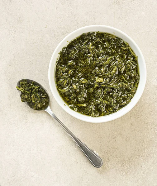 Una Vista Superior Salsa Pesto Tazón Blanco Una Cuchara Metal — Foto de Stock