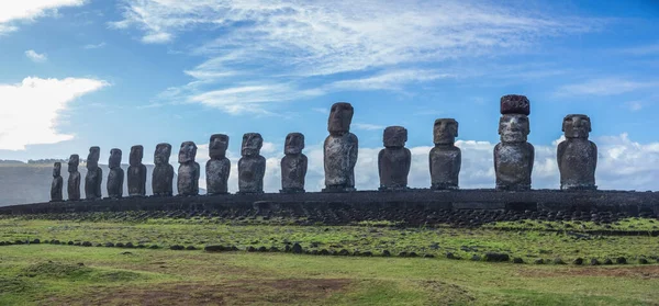 Μια Γραφική Θέα Των Παλαιών Αγαλμάτων Πέτρα Moai Στο Νησί — Φωτογραφία Αρχείου