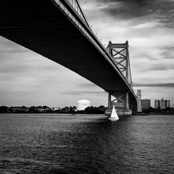 Μια Κάθετη Λήψη Μιας Όμορφης Γέφυρας Μπεν Φράνκλιν Μεταξύ Νιου — Φωτογραφία Αρχείου