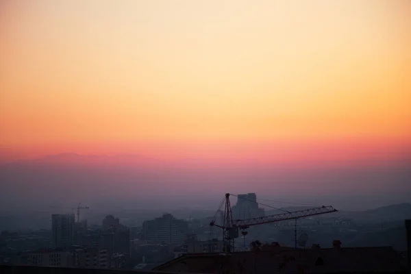 Blick Auf Eine Stadt Beim Wunderschönen Orange Violetten Sonnenuntergang — Stockfoto