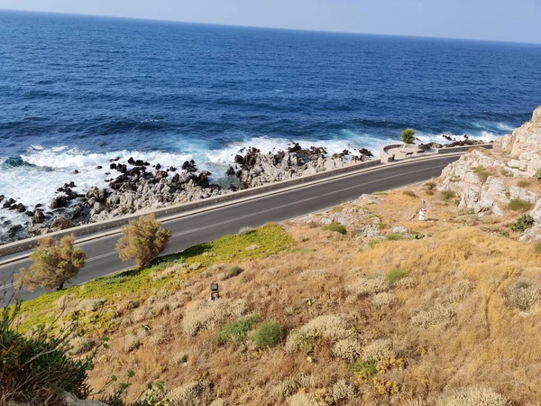 Вид Дорогу Йде Вздовж Гори Блакитною Морською Водою Сонячний День — стокове фото