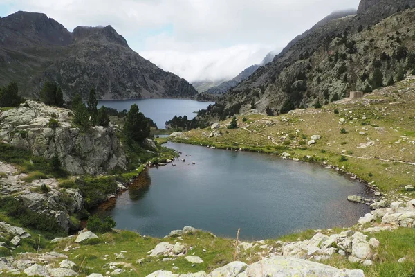 Una Vista Panorámica Lago Rodeado Vegetación Contra Las Montañas Rocosas — Foto de Stock