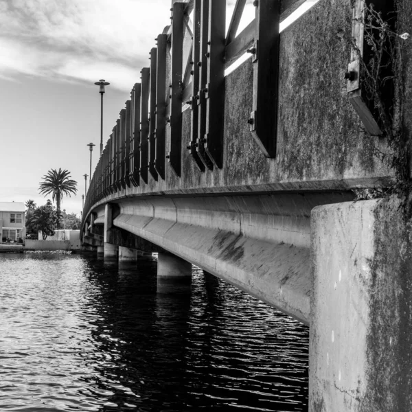 Egy Szürkeárnyalatú Kép Egy Hídról — Stock Fotó
