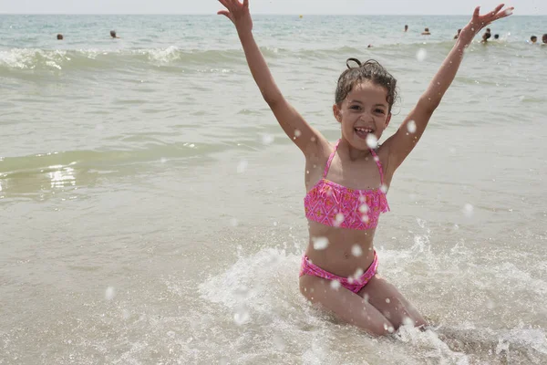 Flicka Rosa Bikini Som Leker Glatt Stranden Med Vågorna Solig — Stockfoto