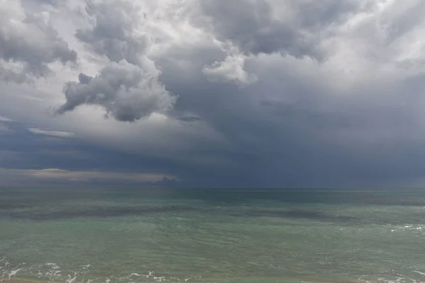 Бушующие Облака Над Песчаным Пляжем Саленто Италии — стоковое фото