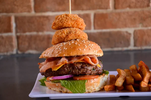 Zbliżenie Hamburgera Frytek Serwowane Białym Talerzu Tle Ceglanej Ściany — Zdjęcie stockowe
