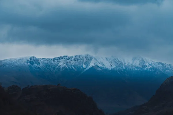 레이크 디스트릭트에서 폭풍우치는 눈덮인 산들의 아름다운 — 스톡 사진