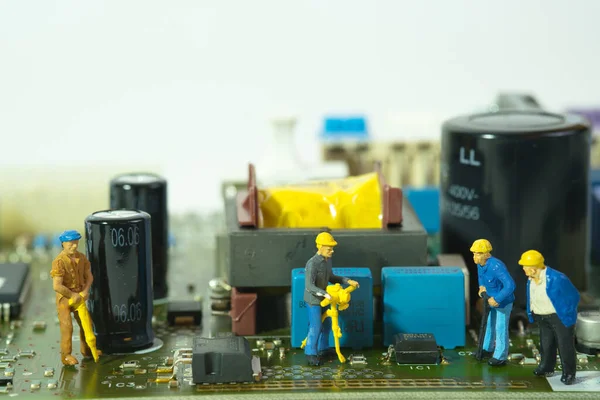 Uma Equipe Repara Componentes Eletrônicos Uma Placa Circuito — Fotografia de Stock