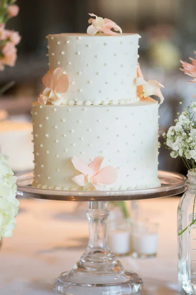 Primer Plano Vertical Pastel Boda Lunares Dos Niveles Con Flores — Foto de Stock