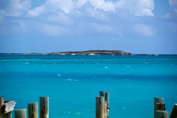 Hermoso Paisaje Marino Turquesa Con Postes Mar Primer Plano Una — Foto de Stock