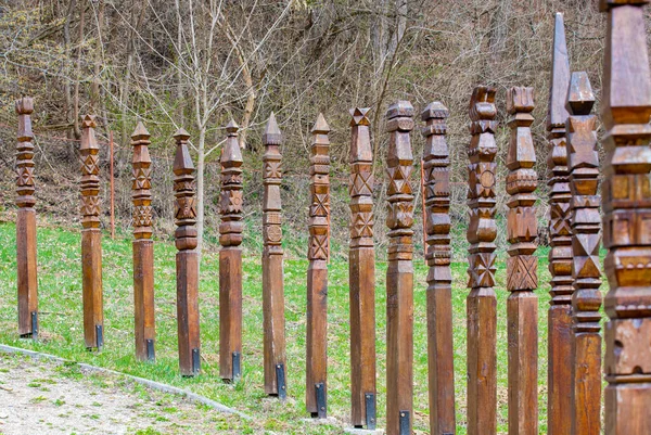 Vele Hout Gebeeldhouwde Grafpilaren Bij Het Monument Van Klaagmuur Het — Stockfoto