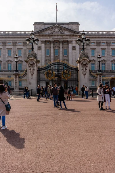 英国の観光客やユニオンフラグとロイヤルバッキンガム宮殿の正面ゲートビュー — ストック写真