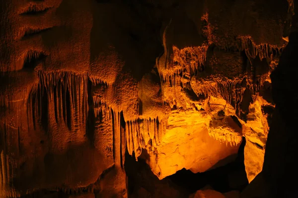 Uma Vista Dentro Uma Caverna Com Formações Abstratas — Fotografia de Stock