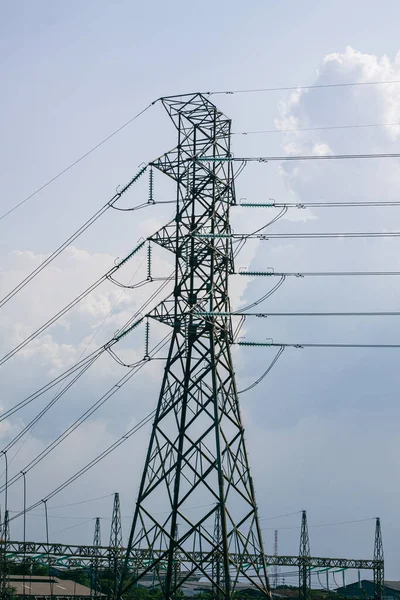 Вертикальний Постріл Вежі Лінії Електропередач Хмарами Задньому Плані — стокове фото