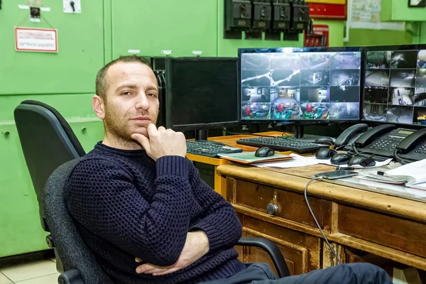 Een Blanke Man Buurt Van Een Bureau Vol Computers — Stockfoto