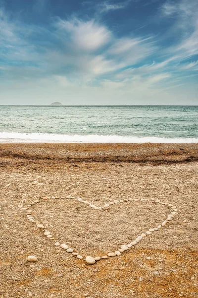 Vertikální Pohled Oblázky Tvořící Tvar Srdce Pláži Zakaleném Pozadí Oblohy — Stock fotografie