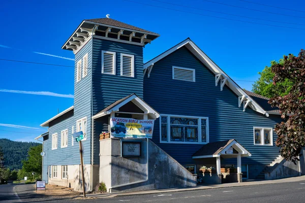 アイダホのハリソンタウンにある地元の青の教会の写真 — ストック写真