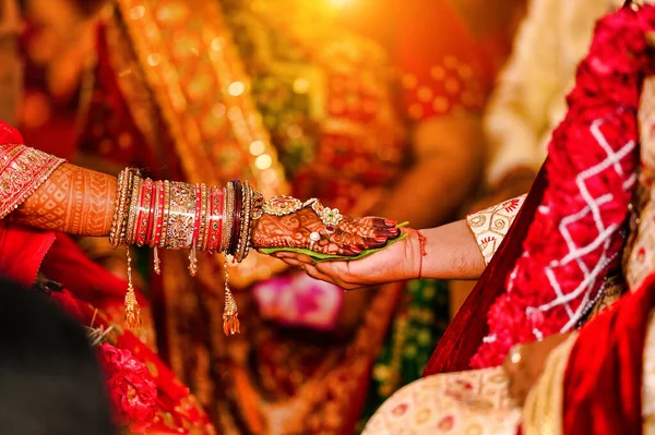 Крупный План Рук Татуировками Хной Время Традиционной Индийской Свадебной Церемонии — стоковое фото
