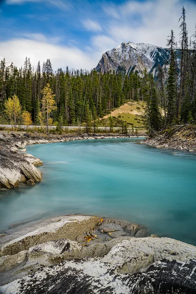Вертикальний Знімок Ландшафту Річкою Вершиною Гір Канадська Природа Національний Парк — стокове фото
