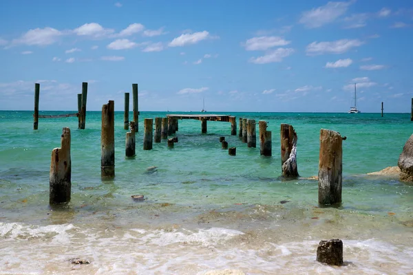 Beautiful Shot Turquoise Seascape Shot Sea Posts Sea Foreground — Stock Photo, Image