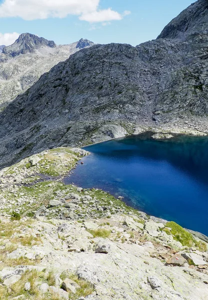 Vertikální Záběr Rybník Pyrenejské Haute Route Dálkové Stezce Vysoké Úrovni — Stock fotografie