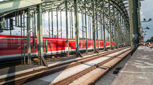 Utsikt Över Järnvägsstation Med Ett Rött Tåg Som Rör Sig — Stockfoto