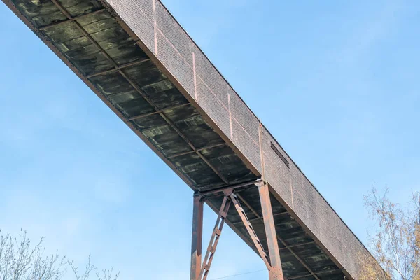 Bulutsuz Gökyüzüne Karşı Dar Metal Bir Köprünün Alçak Açılı Görüntüsü — Stok fotoğraf