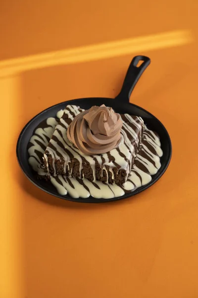 Vertical Closeup Brownie Covered White Chocolate Syrup Topping Ice Cream — Stock Photo, Image