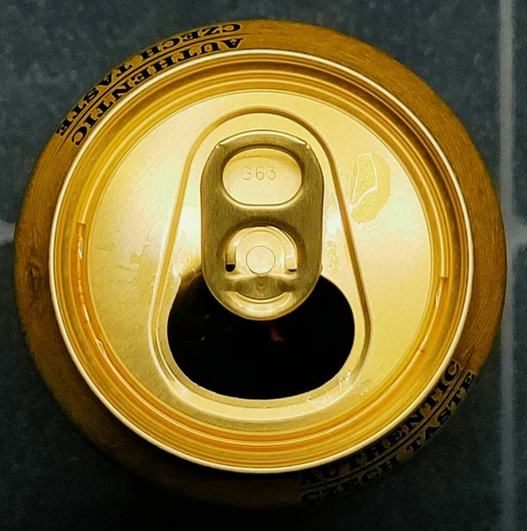 Die Geöffnete Oberseite Einer Goldenen Bierdose Oberen Winkel Vor Grauem — Stockfoto