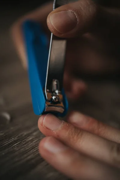 Крупный План Руки Человека Пока Стрижет Ногти Ножницами — стоковое фото