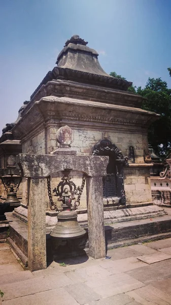 Een Verticaal Shot Van Een Tempel Onder Een Blauwe Lucht — Stockfoto