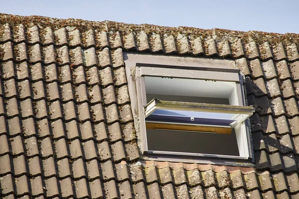 Zbliżenie Ujęcia Dachu Brązowymi Dachówkami Otwartym Oknem Świetlika — Zdjęcie stockowe