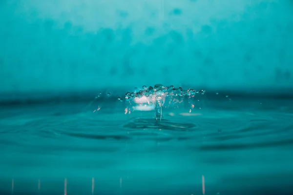 Foto Una Goccia Acqua Con Sfondo Blu — Foto Stock