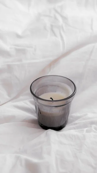 Eine Nahaufnahme Einer Kleinen Kerzenglasschale Mit Auf Einem Weißen Bettlaken — Stockfoto