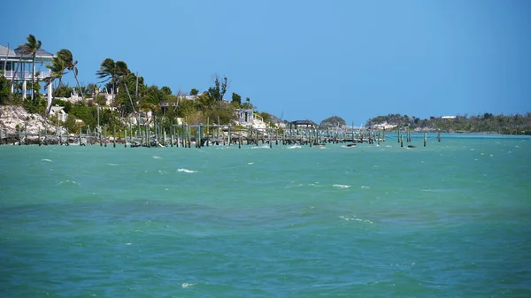 ชายหาดท สวยงามถ งพร อมเสาทะเล — ภาพถ่ายสต็อก