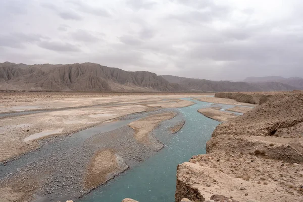 Una Vista Panorámica Las Montañas Rocosas Día Nublado Cuerpo Agua — Foto de Stock