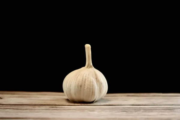 Closeup Shot Garlic Wooden Table — Stock Photo, Image